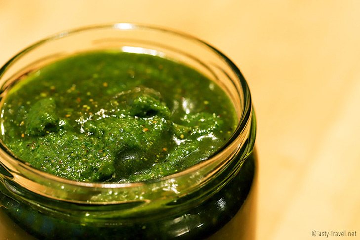 Fertiges Basilikum Pesto